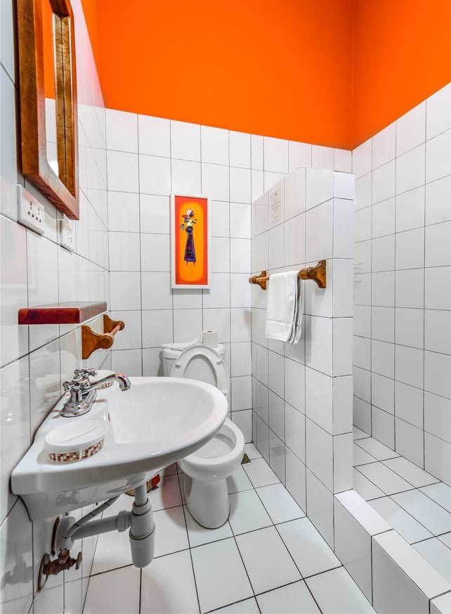 The private bathroom in the Yellow room - La Gargola guesthouse, Havana, Cuba