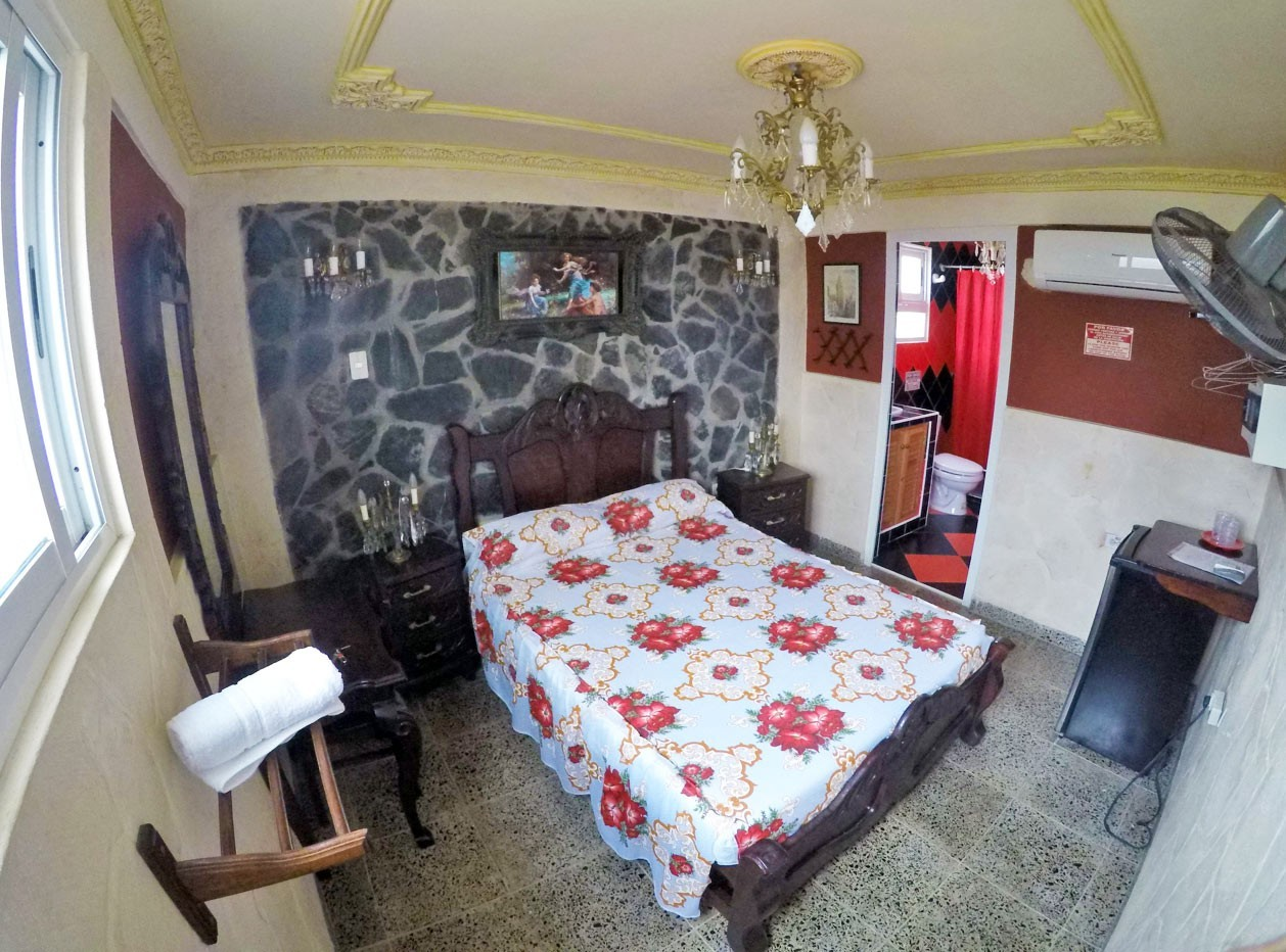 Room 5 of Vista al Mar hostal in Old Havana
