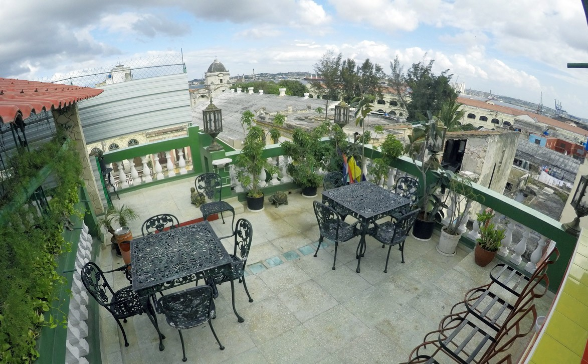 Rooftop sitting area of Vista al Mar guesthouse in Old Havana