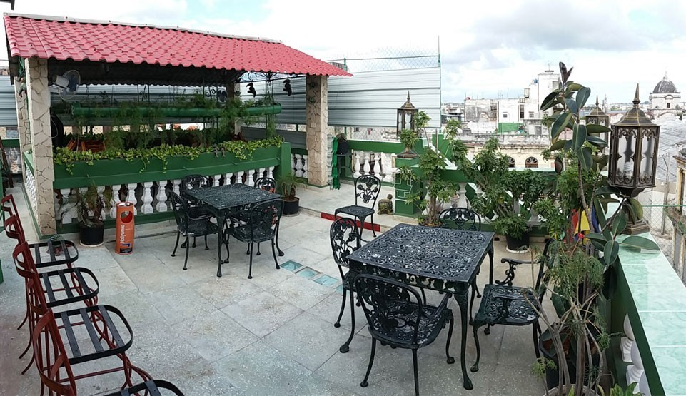 Outdoor sitting area on the roof of Vista al Mar Casa Particular