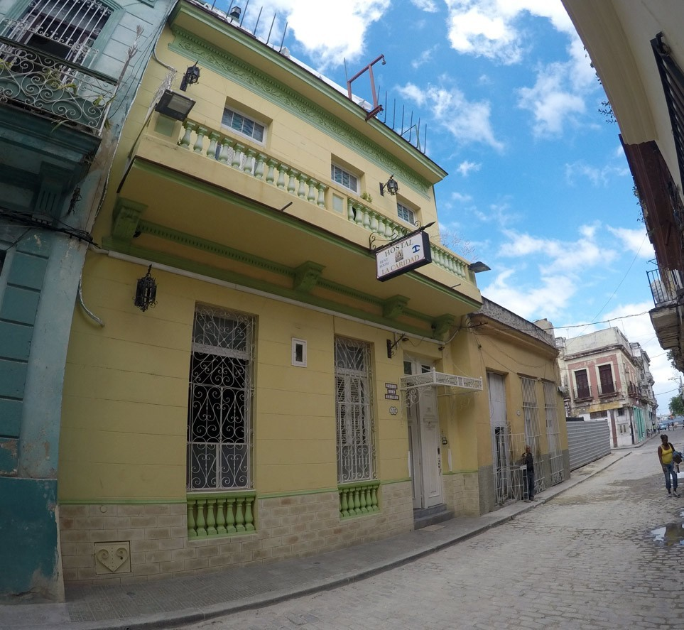 Street view of Casa La Caridad casa particular in Old Havana