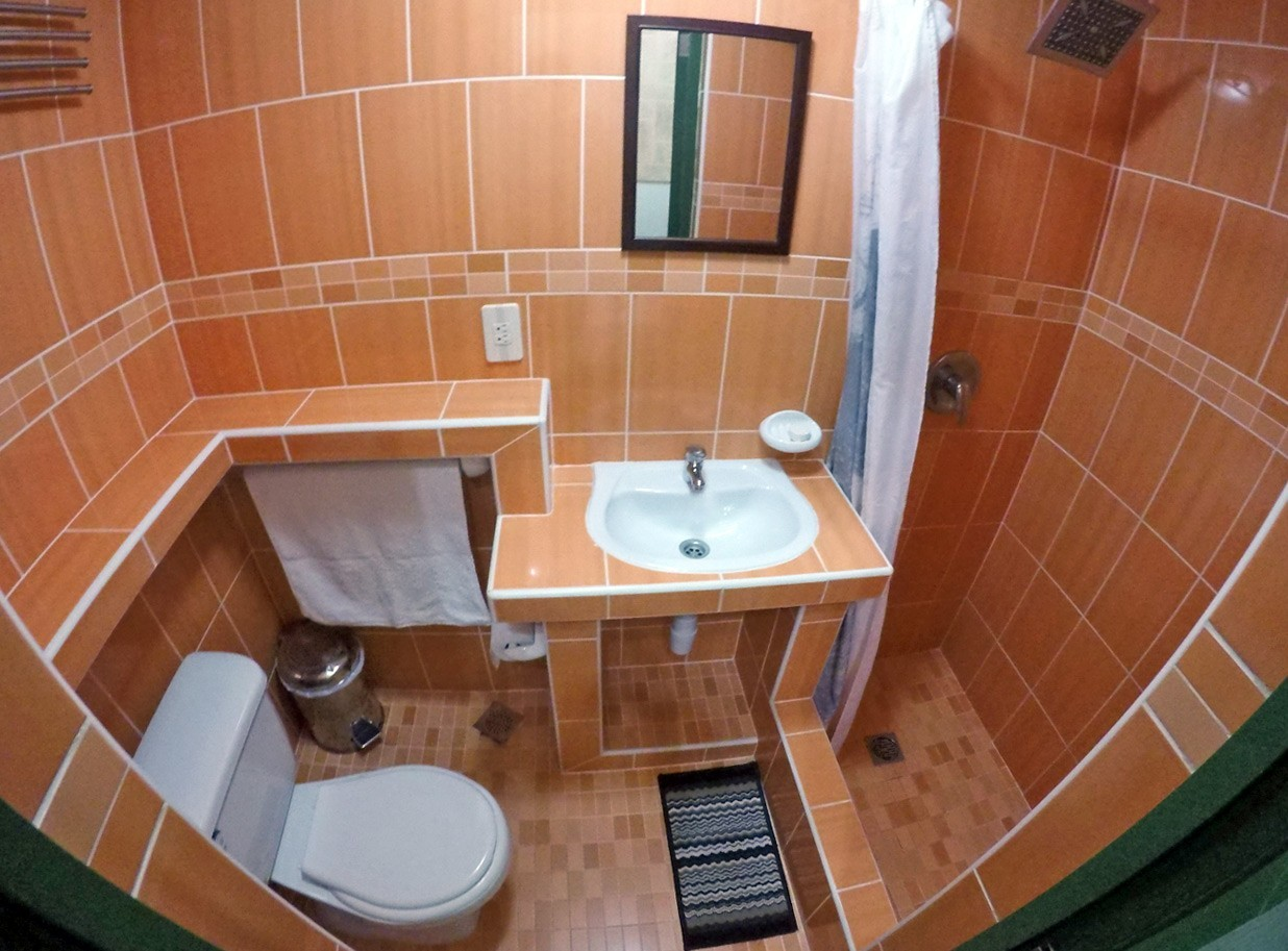 Bathroom of Room 2 in Casa Obrapia casa particular in Havana