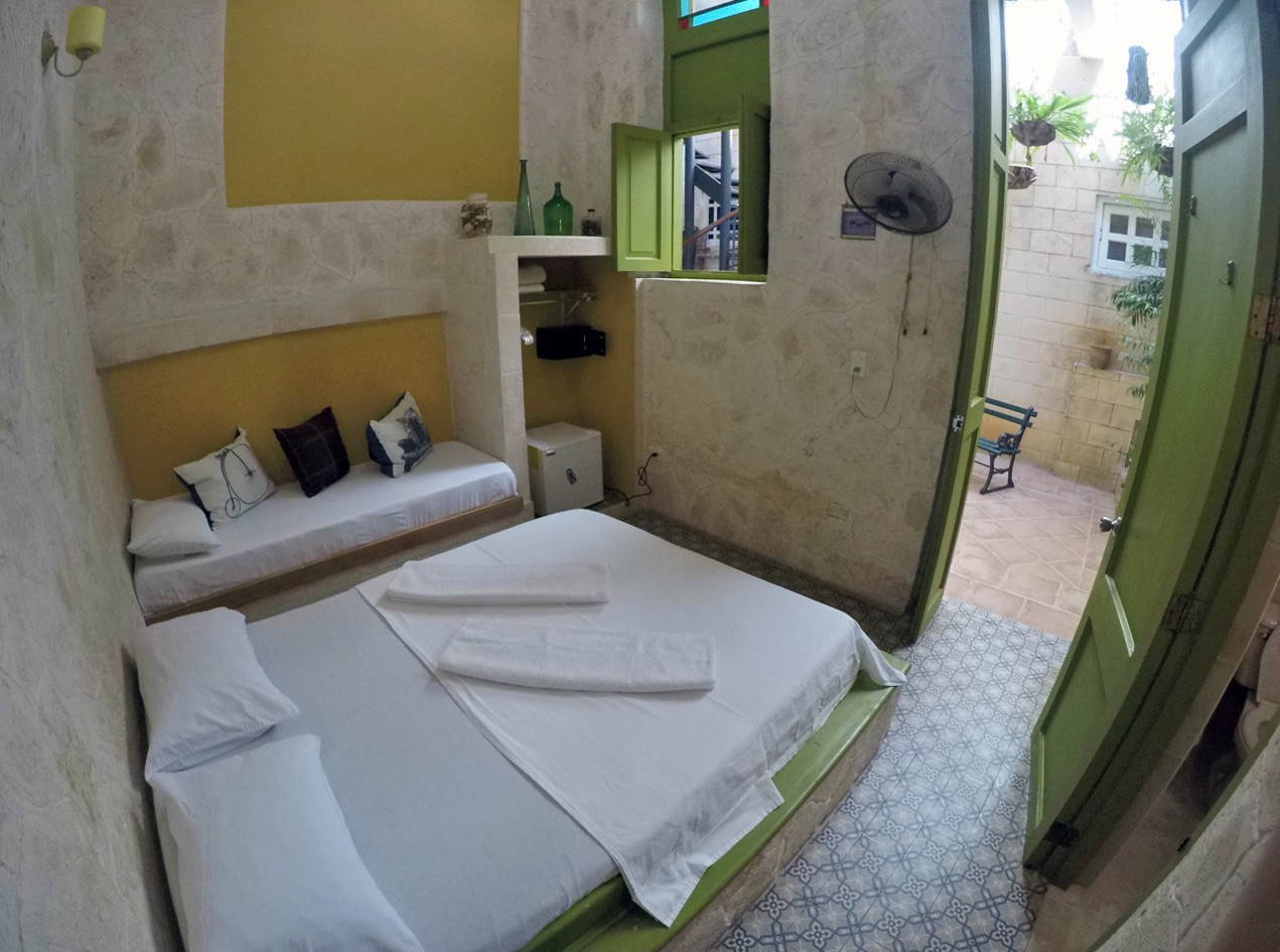 Room 3 in Casa Obrapia in Havana has a window and natural light.
