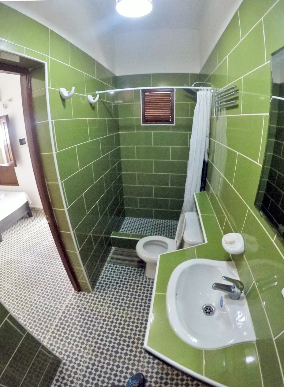 Room 5 ensuite bathroom in Casa Obrapia casa particular en Habana Vieja