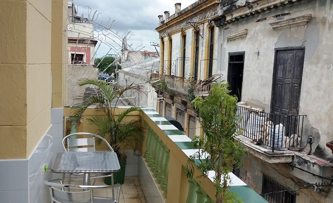The balcony of Vista al Mar Mirador de Paula guesthouse in Old Havana