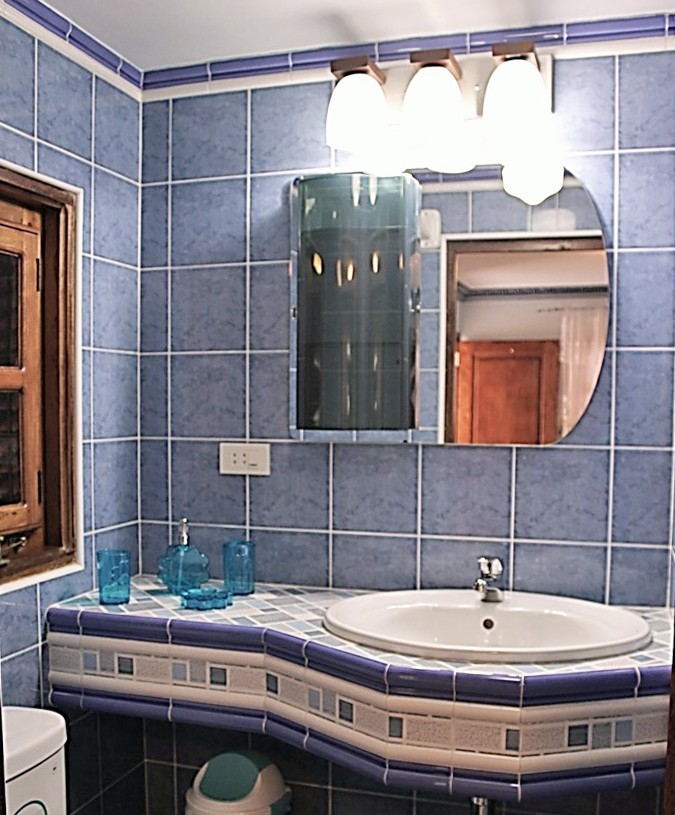 The bathroom in Room 8 in Casa Nativity